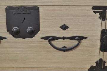 和製アンティーク　明るい木色に上品な金具が映える片開き扉付き総桐二本松箪笥ローチェスト(時代箪笥、衣装箪笥、収納箪笥、和タンス、ローボード、引き出し、テレビ台、テレビボード)(R-077970)