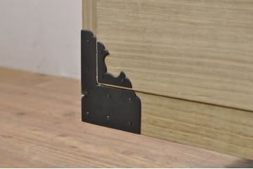 和製アンティーク　明るい木色に上品な金具が映える片開き扉付き総桐二本松箪笥ローチェスト(時代箪笥、衣装箪笥、収納箪笥、和タンス、ローボード、引き出し、テレビ台、テレビボード)(R-077970)