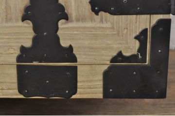 和製アンティーク　明るい木色に上品な金具が映える片開き扉付き総桐二本松箪笥ローチェスト(時代箪笥、衣装箪笥、収納箪笥、和タンス、ローボード、引き出し、テレビ台、テレビボード)(R-077970)