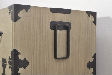 和製アンティーク　明るい木色に上品な金具が映える片開き扉付き総桐二本松箪笥ローチェスト(時代箪笥、衣装箪笥、収納箪笥、和タンス、ローボード、引き出し、テレビ台、テレビボード)(R-077970)
