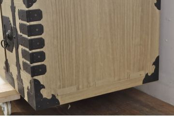 和製アンティーク　明るい木色に上品な金具が映える片開き扉付き総桐二本松箪笥ローチェスト(時代箪笥、衣装箪笥、収納箪笥、和タンス、ローボード、引き出し、テレビ台、テレビボード)(R-077970)