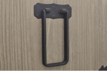 和製アンティーク　明るい木色に上品な金具が映える片開き扉付き総桐二本松箪笥ローチェスト(時代箪笥、衣装箪笥、収納箪笥、和タンス、ローボード、引き出し、テレビ台、テレビボード)(R-077970)