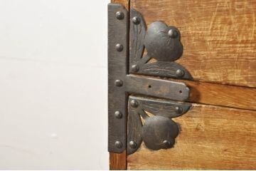 和製アンティーク　上手物!!　厚手金具　総桐(キリ)材　味のある木肌と角手引き手が粋な二段重ね東北衣装箪笥(時代箪笥、収納箪笥、和タンス、チェスト、引き出し)(R-077971)