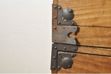 和製アンティーク　上手物!!　厚手金具　総桐(キリ)材　味のある木肌と角手引き手が粋な二段重ね東北衣装箪笥(時代箪笥、収納箪笥、和タンス、チェスト、引き出し)(R-077971)