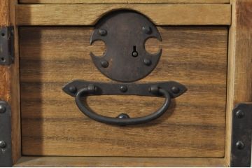 和製アンティーク　上手物!!　厚手金具　総桐(キリ)材　味のある木肌と角手引き手が粋な二段重ね東北衣装箪笥(時代箪笥、収納箪笥、和タンス、チェスト、引き出し)(R-077971)