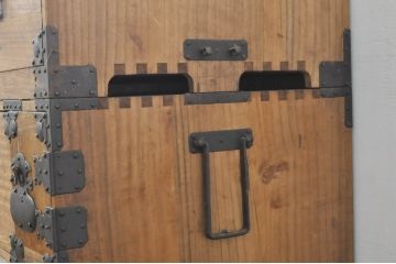 和製アンティーク　上手物!!　厚手金具　総桐(キリ)材　味のある木肌と角手引き手が粋な二段重ね東北衣装箪笥(時代箪笥、収納箪笥、和タンス、チェスト、引き出し)(R-077971)