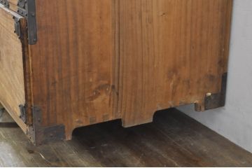 和製アンティーク　上手物!!　厚手金具　総桐(キリ)材　味のある木肌と角手引き手が粋な二段重ね東北衣装箪笥(時代箪笥、収納箪笥、和タンス、チェスト、引き出し)(R-077971)