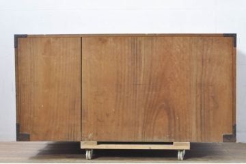 和製アンティーク　上手物!!　厚手金具　総桐(キリ)材　味のある木肌と角手引き手が粋な片開き扉付き東北衣装箪笥ローチェスト(時代箪笥、収納箪笥、和タンス、ローボード、引き出し、テレビ台、テレビボード)(R-077973)