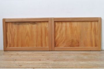 アンティーク建具　欅(ケヤキ)材　経年を感じさせる木味が魅力の一枚板の板戸窓2枚セット(引き戸)(R-077981)
