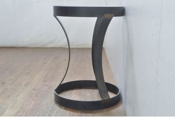 中古　COMPLEX UNIVERSAL FURNITURE SUPPLY(コンプレックス・ユニバーサル・ファニチャー・サプライ)　洗練されたモダンデザインのスカルプチャーサイドテーブル(ガラステーブル、カフェテーブル、コーヒーテーブル、丸テーブル、ラウンドテーブル、花台、飾り台)(定価約13万円)(R-077989)