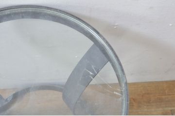 中古　COMPLEX UNIVERSAL FURNITURE SUPPLY(コンプレックス・ユニバーサル・ファニチャー・サプライ)　洗練されたモダンデザインのスカルプチャーサイドテーブル(ガラステーブル、カフェテーブル、コーヒーテーブル、丸テーブル、ラウンドテーブル、花台、飾り台)(定価約13万円)(R-077989)