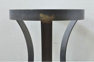 中古　COMPLEX UNIVERSAL FURNITURE SUPPLY(コンプレックス・ユニバーサル・ファニチャー・サプライ)　洗練されたモダンデザインのスカルプチャーサイドテーブル(ガラステーブル、カフェテーブル、コーヒーテーブル、丸テーブル、ラウンドテーブル、花台、飾り台)(定価約13万円)(R-077989)
