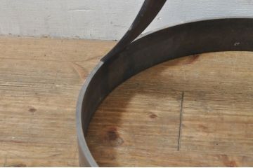 中古　COMPLEX UNIVERSAL FURNITURE SUPPLY(コンプレックス・ユニバーサル・ファニチャー・サプライ)　洗練されたモダンデザインのスカルプチャーサイドテーブル(ガラステーブル、カフェテーブル、コーヒーテーブル、丸テーブル、ラウンドテーブル、花台、飾り台)(定価約13万円)(R-077989)