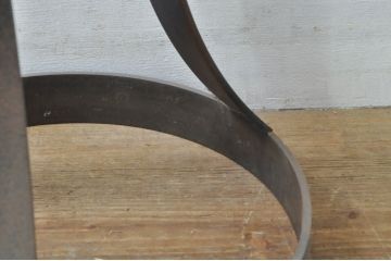 中古　COMPLEX UNIVERSAL FURNITURE SUPPLY(コンプレックス・ユニバーサル・ファニチャー・サプライ)　洗練されたモダンデザインのスカルプチャーサイドテーブル(ガラステーブル、カフェテーブル、コーヒーテーブル、丸テーブル、ラウンドテーブル、花台、飾り台)(定価約13万円)(R-077989)