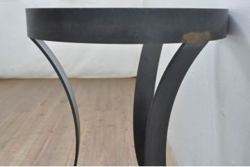 中古　COMPLEX UNIVERSAL FURNITURE SUPPLY(コンプレックス・ユニバーサル・ファニチャー・サプライ)　洗練されたモダンデザインのスカルプチャーサイドテーブル(ガラステーブル、カフェテーブル、コーヒーテーブル、丸テーブル、ラウンドテーブル、花台、飾り台)(定価約13万円)(R-077989)