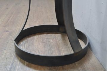 中古　COMPLEX UNIVERSAL FURNITURE SUPPLY(コンプレックス・ユニバーサル・ファニチャー・サプライ)　洗練されたモダンデザインのスカルプチャーサイドテーブル(ガラステーブル、カフェテーブル、コーヒーテーブル、丸テーブル、ラウンドテーブル、花台、飾り台)(定価約13万円)(R-077989)
