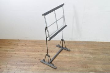 中古　特注品　可憐な雰囲気が素敵なアイアン製のメニュースタンド(メニュー立て、ディスプレイ、店舗什器)(R-077990)
