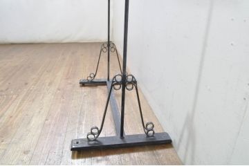 中古　特注品　可憐な雰囲気が素敵なアイアン製のメニュースタンド(メニュー立て、ディスプレイ、店舗什器)(R-077990)