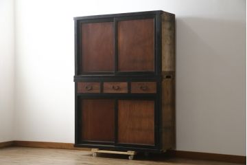 和製アンティーク　前板欅(ケヤキ)材　モダンデザインで現代のお部屋にも取り入れやすい二段重ね収納棚(水屋箪笥、戸棚、キャビネット、食器棚)(R-078008)