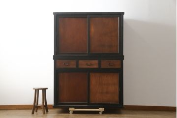 和製アンティーク　前板欅(ケヤキ)材　モダンデザインで現代のお部屋にも取り入れやすい二段重ね収納棚(水屋箪笥、戸棚、キャビネット、食器棚)(R-078008)