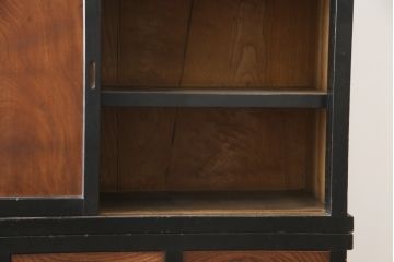 和製アンティーク　前板欅(ケヤキ)材　モダンデザインで現代のお部屋にも取り入れやすい二段重ね収納棚(水屋箪笥、戸棚、キャビネット、食器棚)(R-078008)