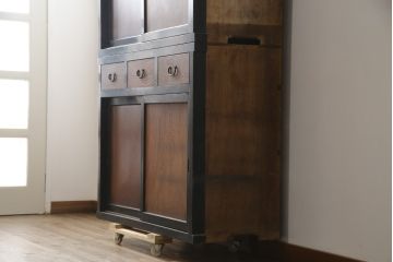和製アンティーク　前板欅(ケヤキ)材　モダンデザインで現代のお部屋にも取り入れやすい二段重ね収納棚(水屋箪笥、戸棚、キャビネット、食器棚)(R-078008)