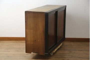 和製アンティーク　前板欅(ケヤキ)材　モダンデザインで現代のお部屋にも取り入れやすいサイドボード(水屋箪笥、戸棚、サイドキャビネット、食器棚)(R-078009)