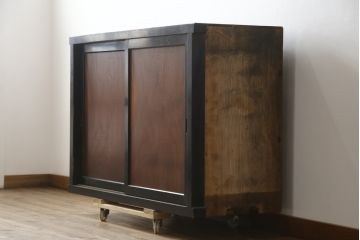 和製アンティーク　前板欅(ケヤキ)材　モダンデザインで現代のお部屋にも取り入れやすいサイドボード(水屋箪笥、戸棚、サイドキャビネット、食器棚)(R-078009)