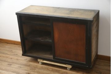 和製アンティーク　前板欅(ケヤキ)材　モダンデザインで現代のお部屋にも取り入れやすいサイドボード(水屋箪笥、戸棚、サイドキャビネット、食器棚)(R-078009)