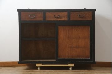 和製アンティーク　前板欅(ケヤキ)材　モダンデザインで現代のお部屋にも取り入れやすいサイドボード(水屋箪笥、戸棚、サイドキャビネット、食器棚)(R-078010)