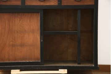和製アンティーク　前板欅(ケヤキ)材　モダンデザインで現代のお部屋にも取り入れやすいサイドボード(水屋箪笥、戸棚、サイドキャビネット、食器棚)(R-078010)