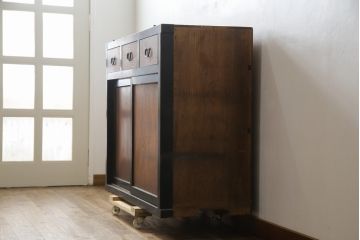 和製アンティーク　前板欅(ケヤキ)材　モダンデザインで現代のお部屋にも取り入れやすいサイドボード(水屋箪笥、戸棚、サイドキャビネット、食器棚)(R-078010)