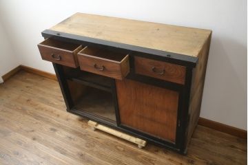 和製アンティーク　前板欅(ケヤキ)材　モダンデザインで現代のお部屋にも取り入れやすいサイドボード(水屋箪笥、戸棚、サイドキャビネット、食器棚)(R-078010)