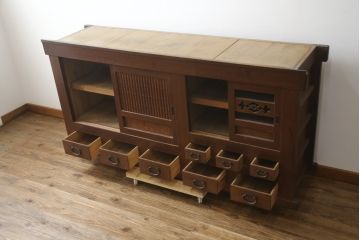 和製アンティーク　美品!!　丸桟の引き戸が上品な水屋箪笥サイドボード(食器棚、戸棚、収納棚、サイドキャビネット)(R-078012)