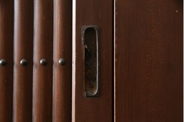 和製アンティーク　美品!!　丸桟の引き戸が上品な水屋箪笥サイドボード(食器棚、戸棚、収納棚、サイドキャビネット)(R-078012)