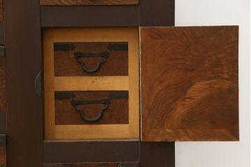 和製アンティーク　重厚!!　引き出し前板欅(ケヤキ)材　透かし彫り入り布団箪笥(夜具箪笥、水屋箪笥、収納棚、戸棚、キャビネット)(R-078014)