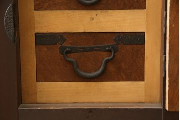 和製アンティーク　重厚!!　引き出し前板欅(ケヤキ)材　透かし彫り入り布団箪笥(夜具箪笥、水屋箪笥、収納棚、戸棚、キャビネット)(R-078014)