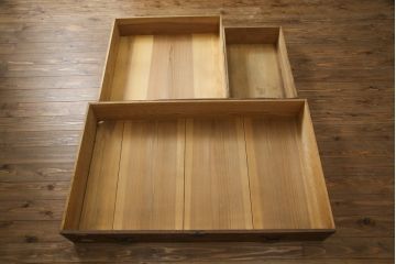 和製アンティーク　重厚!!　引き出し前板欅(ケヤキ)材　透かし彫り入り布団箪笥(夜具箪笥、水屋箪笥、収納棚、戸棚、キャビネット)(R-078014)