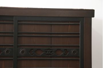 和製アンティーク　重厚!!　引き出し前板欅(ケヤキ)材　透かし彫り入り布団箪笥(夜具箪笥、水屋箪笥、収納棚、戸棚、キャビネット)(R-078014)