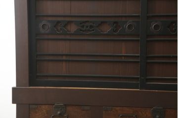 和製アンティーク　重厚!!　引き出し前板欅(ケヤキ)材　透かし彫り入り布団箪笥(夜具箪笥、水屋箪笥、収納棚、戸棚、キャビネット)(R-078014)