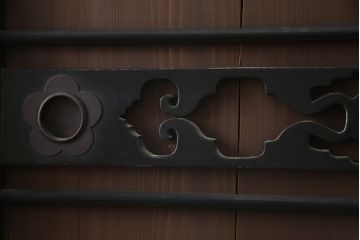 和製アンティーク　重厚!!　引き出し前板欅(ケヤキ)材　透かし彫り入り布団箪笥(夜具箪笥、水屋箪笥、収納棚、戸棚、キャビネット)(R-078014)