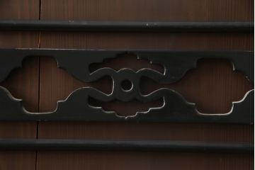 和製アンティーク　重厚!!　引き出し前板欅(ケヤキ)材　透かし彫り入り布団箪笥(夜具箪笥、水屋箪笥、収納棚、戸棚、キャビネット)(R-078014)