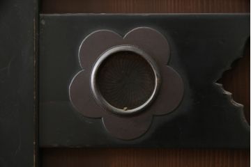 和製アンティーク　重厚!!　引き出し前板欅(ケヤキ)材　透かし彫り入り布団箪笥(夜具箪笥、水屋箪笥、収納棚、戸棚、キャビネット)(R-078014)