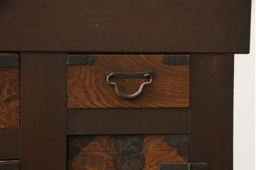 和製アンティーク　重厚!!　引き出し前板欅(ケヤキ)材　透かし彫り入り布団箪笥(夜具箪笥、水屋箪笥、収納棚、戸棚、キャビネット)(R-078014)