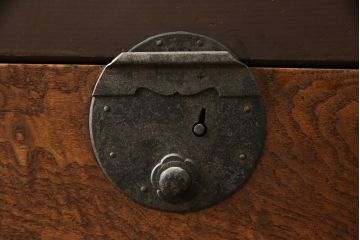 和製アンティーク　重厚!!　引き出し前板欅(ケヤキ)材　透かし彫り入り布団箪笥(夜具箪笥、水屋箪笥、収納棚、戸棚、キャビネット)(R-078014)