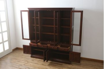 中古　美品!!　国産民芸家具　重厚感のある佇まいが魅力的なキャビネット(食器棚、飾り棚、収納棚、戸棚、カップボード)(R-078015)