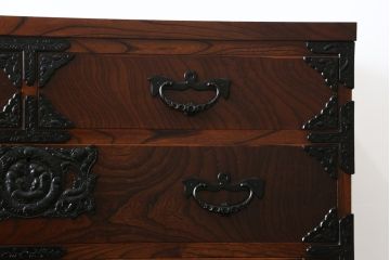中古　美品　岩谷堂箪笥　存在感のある金具と美しい杢目が目を惹く整理箪笥(和タンス、収納箪笥、衣装箪笥、引き出し、チェスト)(R-078016)