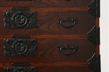 中古　美品　岩谷堂箪笥　存在感のある金具と美しい杢目が目を惹く整理箪笥(和タンス、収納箪笥、衣装箪笥、引き出し、チェスト)(R-078016)