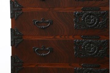 中古　美品　岩谷堂箪笥　存在感のある金具と美しい杢目が目を惹く整理箪笥(和タンス、収納箪笥、衣装箪笥、引き出し、チェスト)(R-078016)