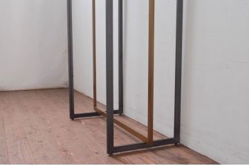 中古　美品!!　直線的なデザインがスタイリッシュなアパレル用ハンガーラック(ポールハンガー、洋服掛け、コート掛け、店舗什器)(R-078018)